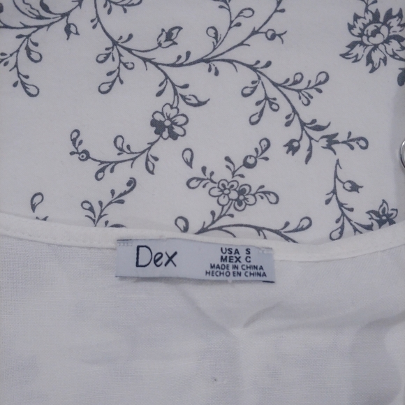 Dex White Linen Tank Top with Beige Buttons - Picture 3 of 5